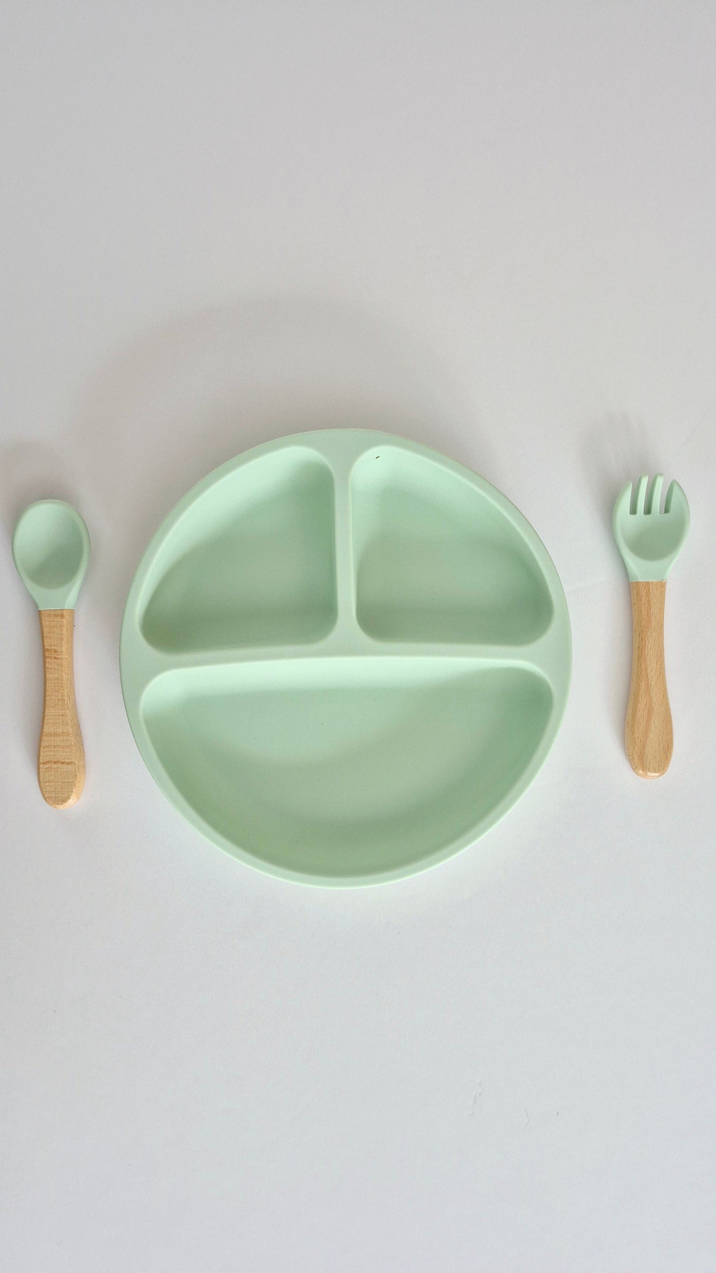 Assiette en silicone avec ustensiles de bois