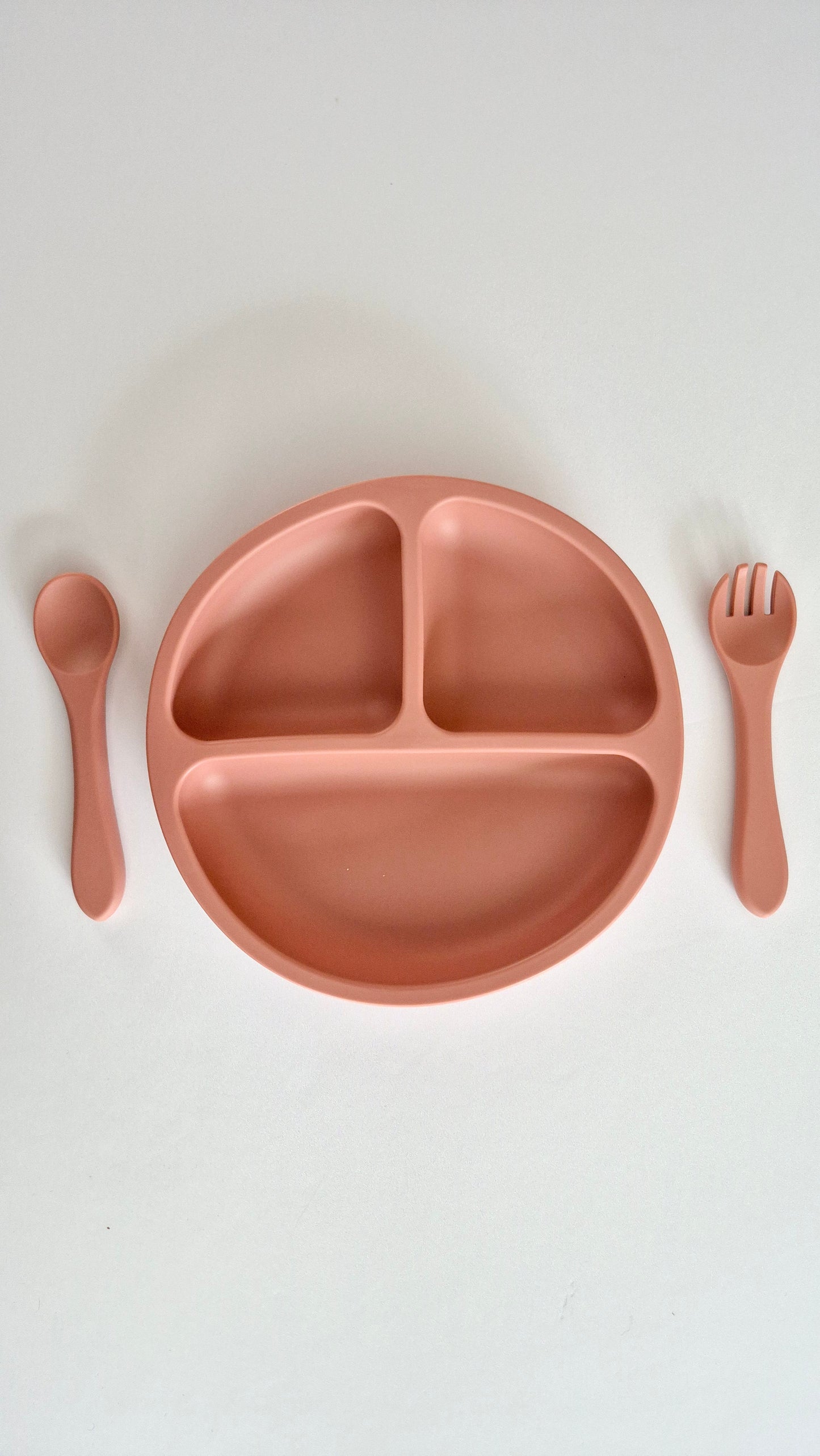 Assiette en silicone avec ustensiles en silicone