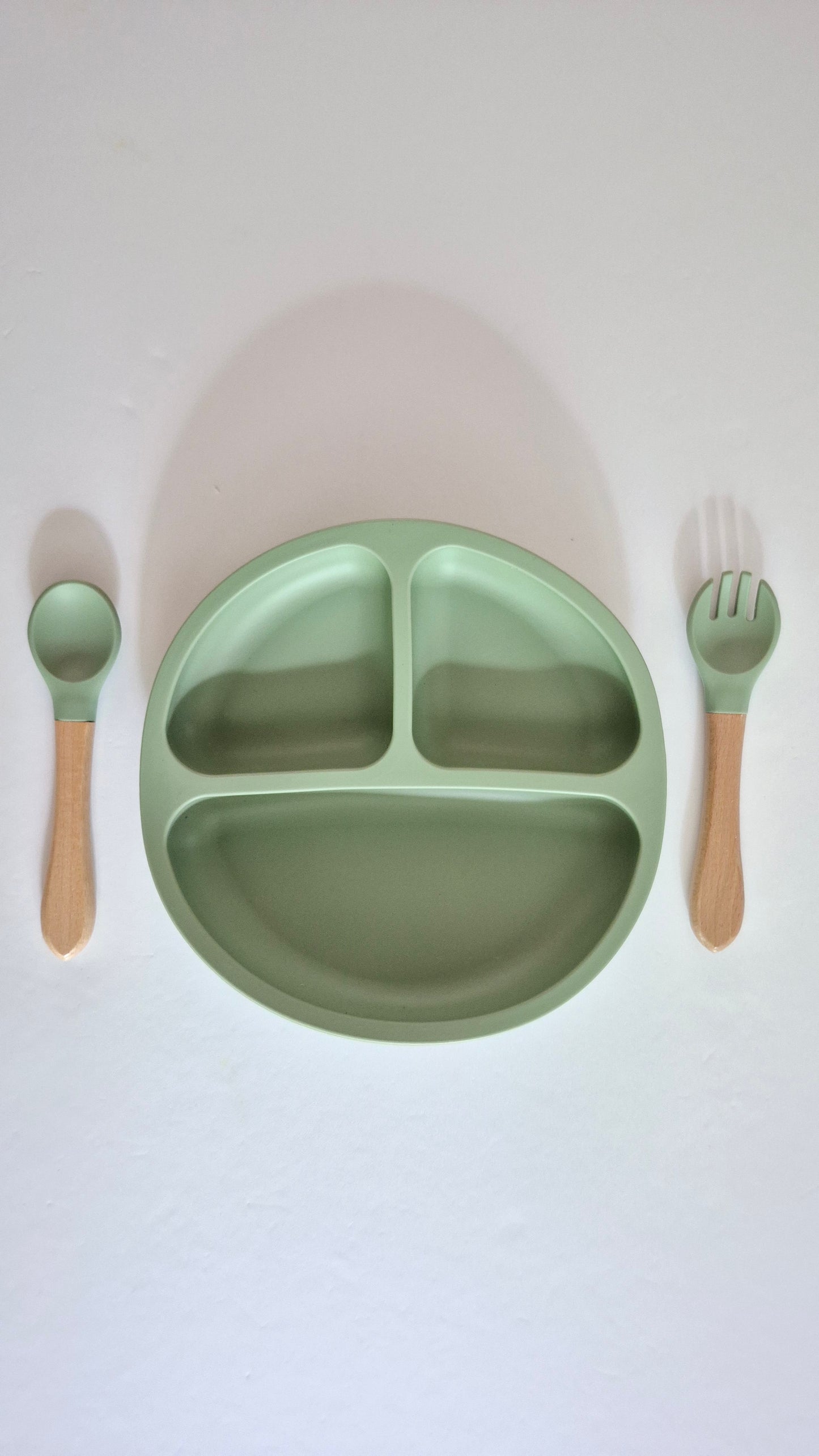 Assiette avec ustensiles en bois