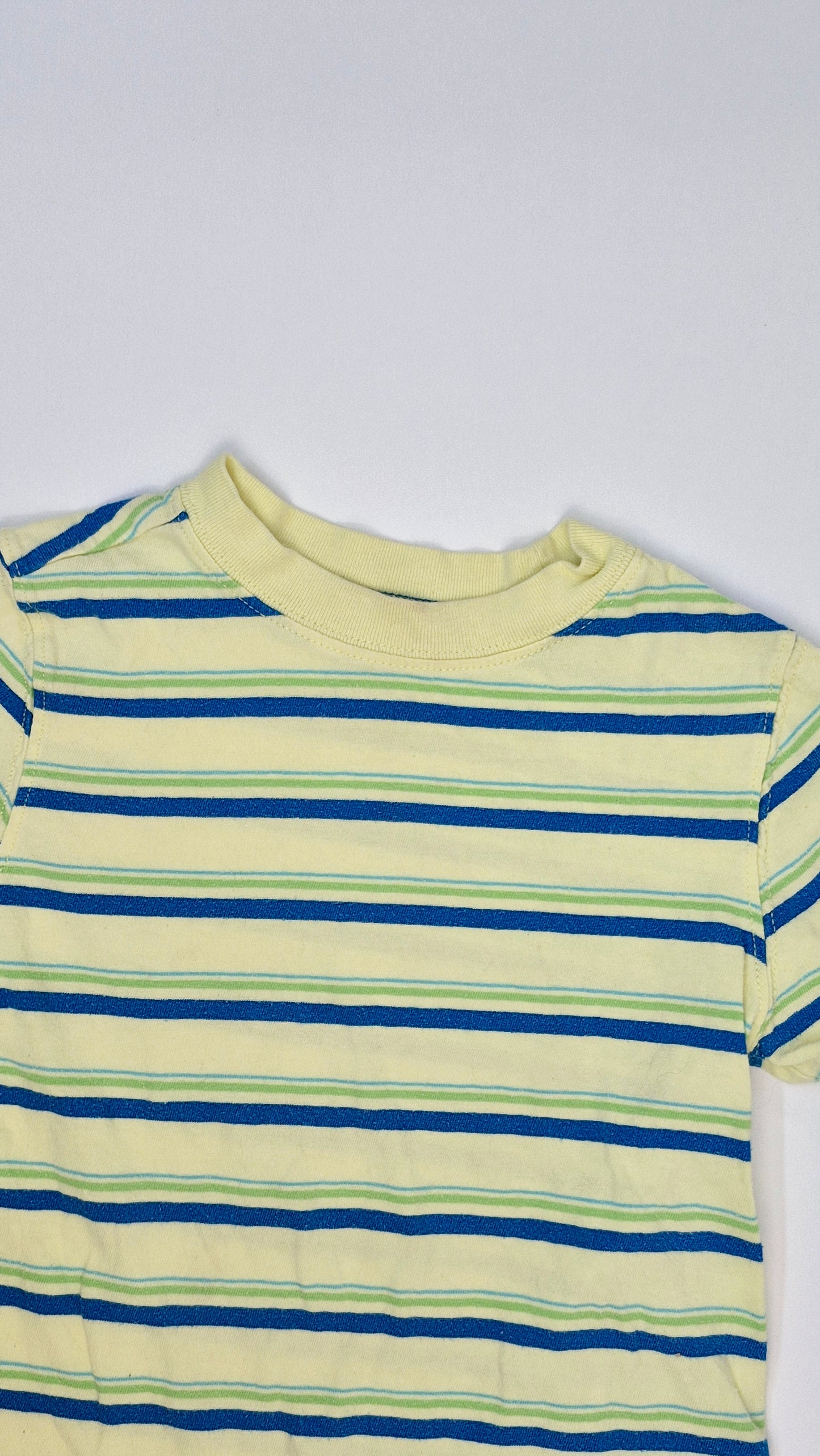 Chandail 4T Old Navy (Imparfait léger Imparfait au collet)