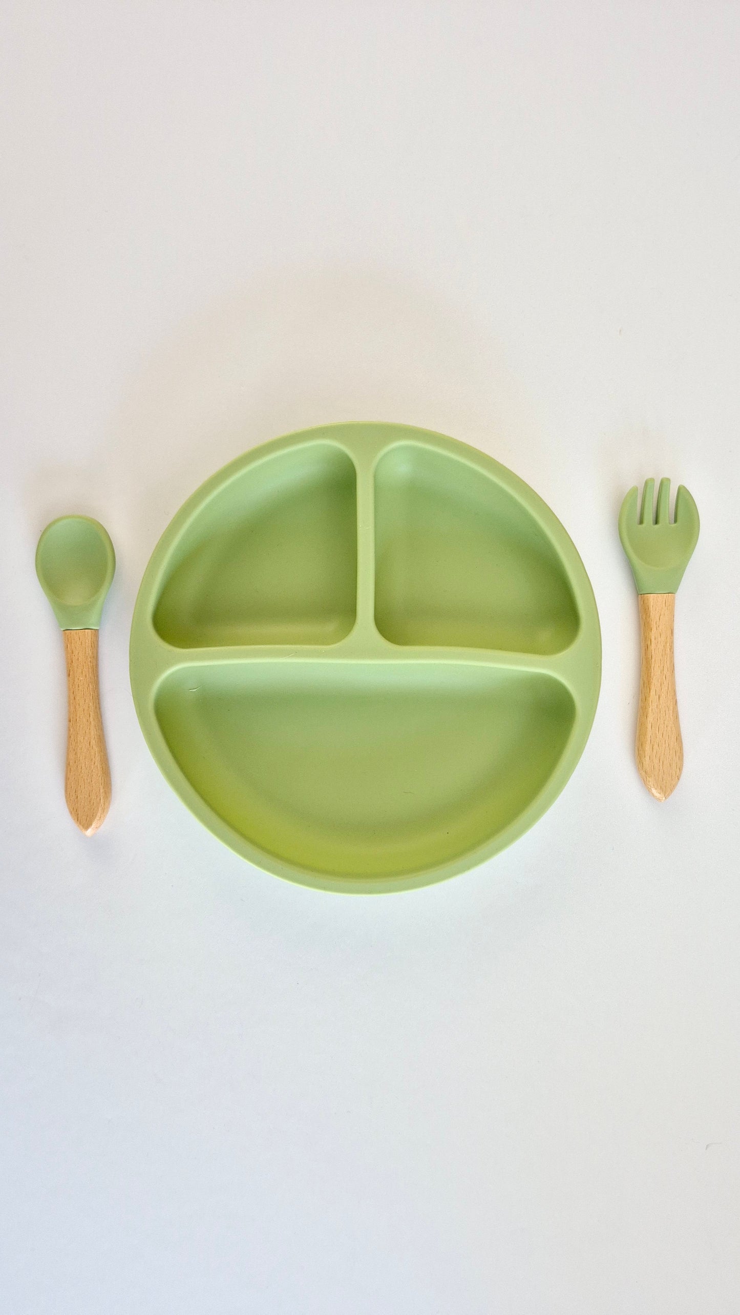 Assiette en silicone avec ustensiles de bois