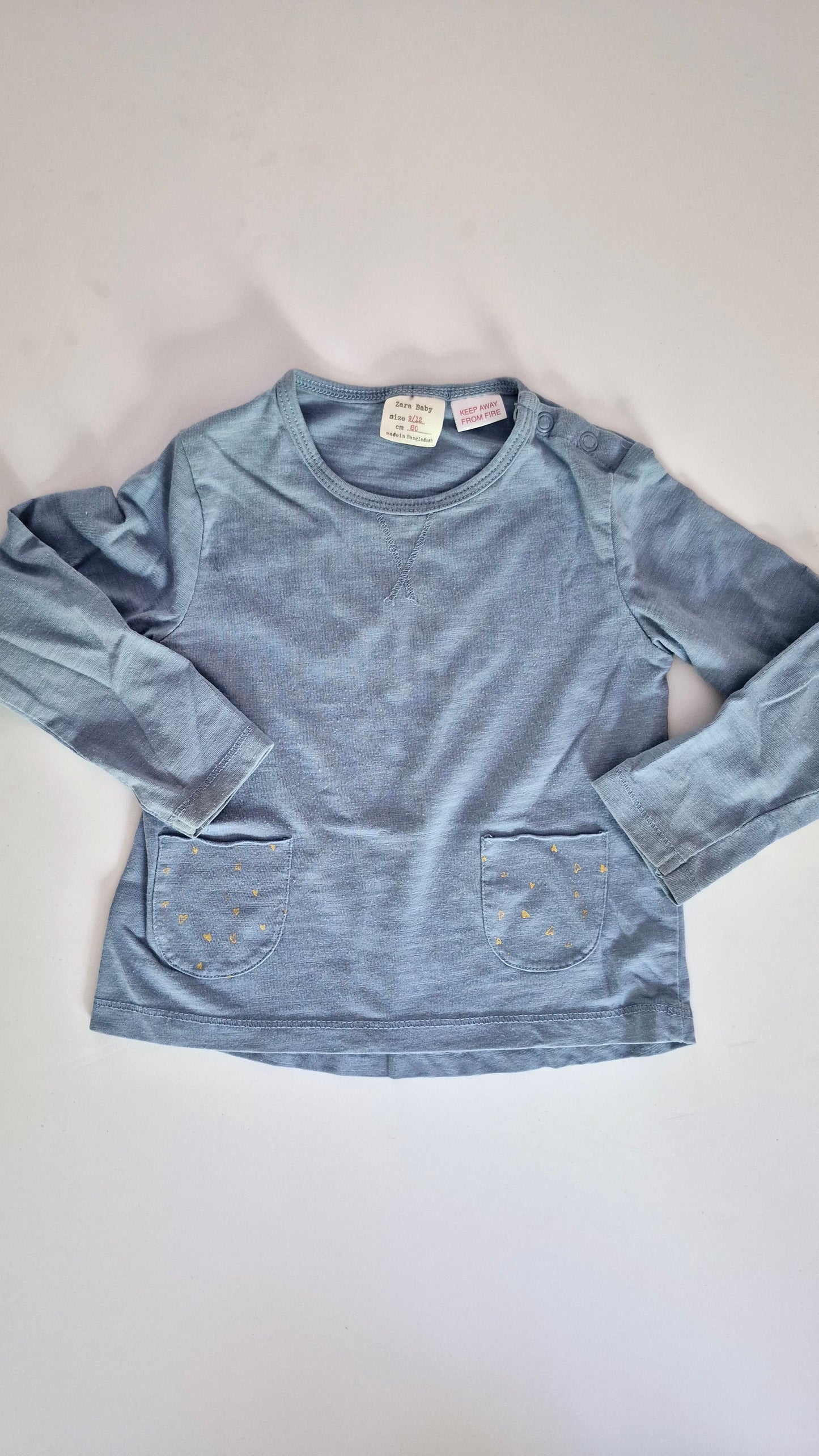 Chandail 9-12 mois Zara (imparfait bout de manches un peu tâcher)