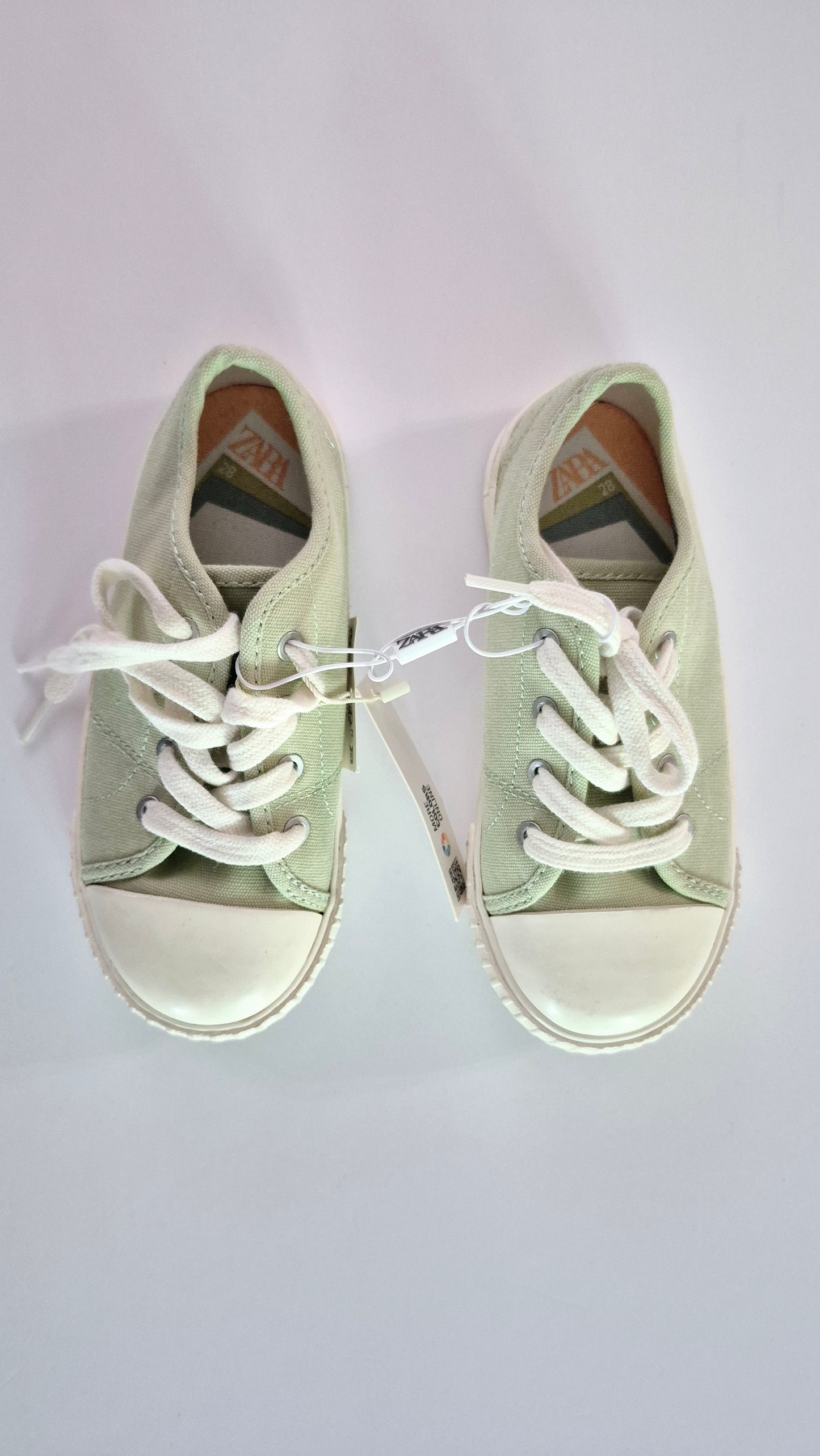 Zara Pointure 28 Neuf (Mini trace sur un devant)