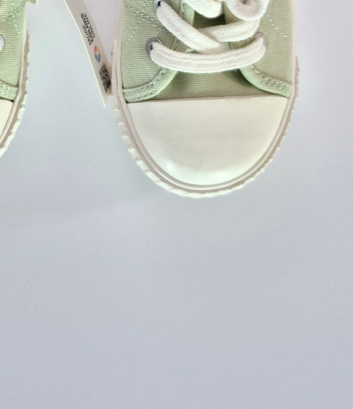 Zara Pointure 28 Neuf (Mini trace sur un devant)