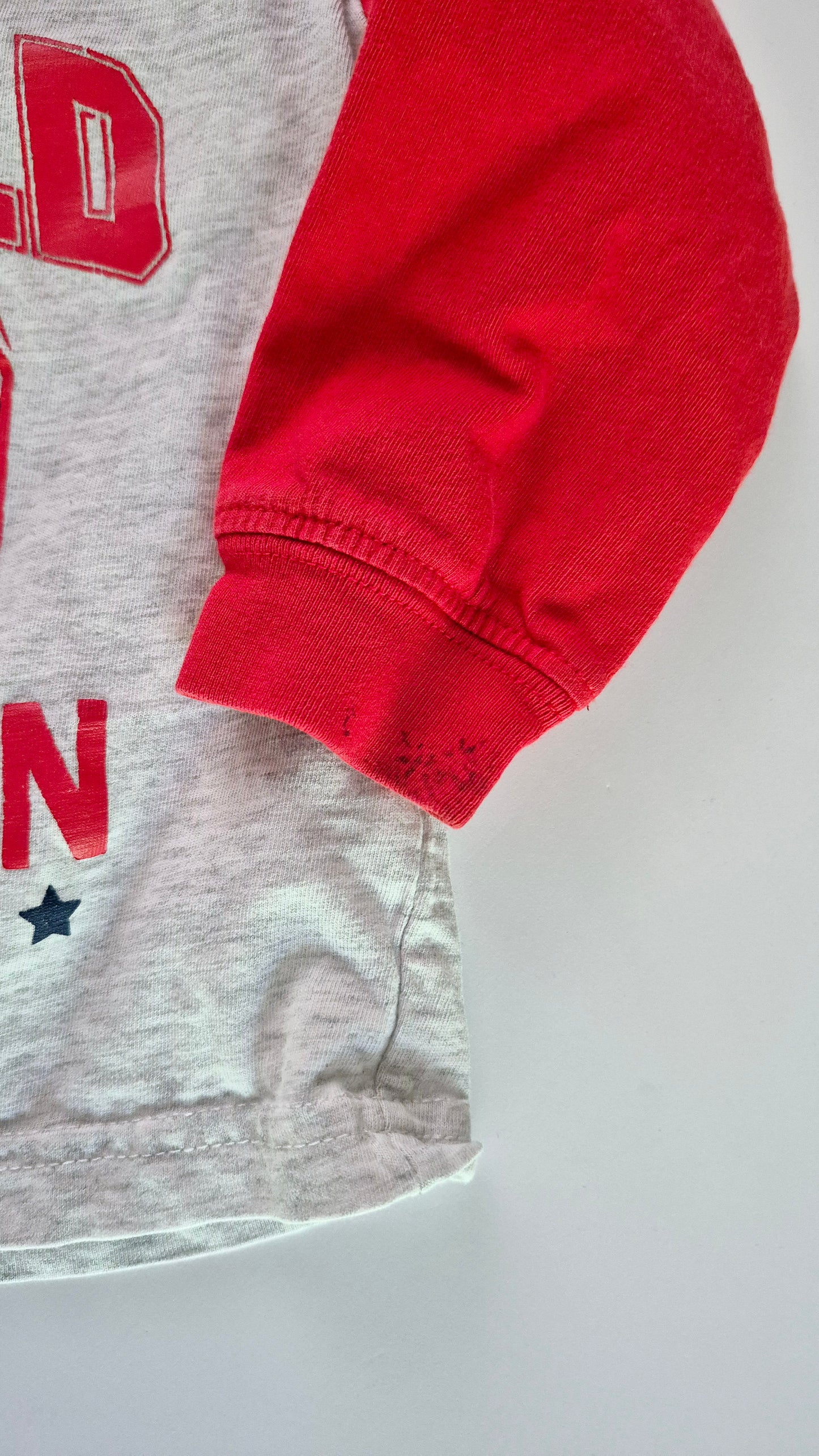 Chandail 18 mois Carter's (Imparfait crayon voir photo)