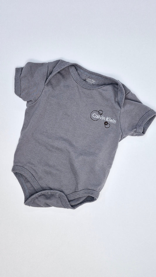 Cache Couche 3-6 mois Calvin Klein