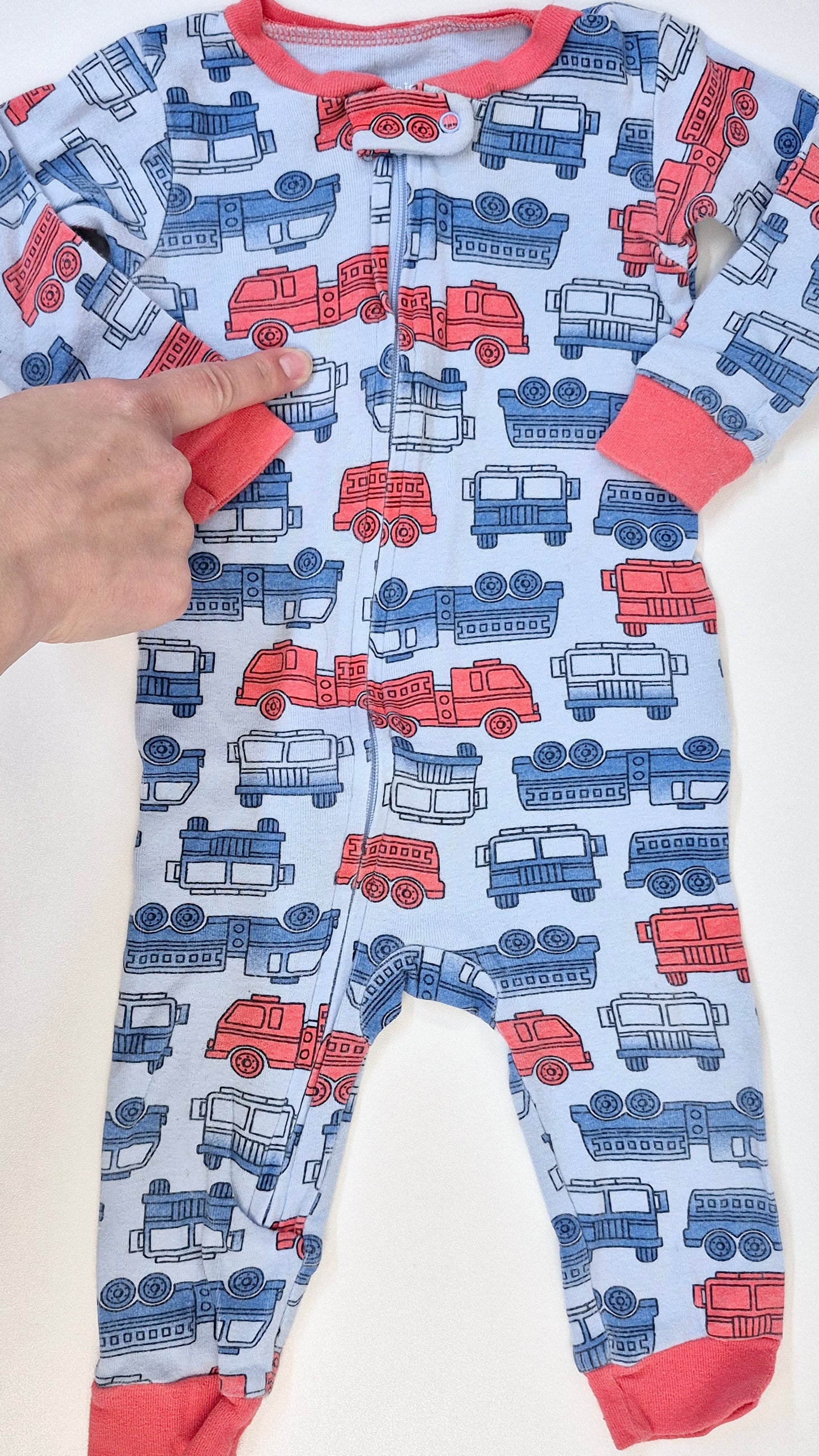 Pyjama 6-9 mois Carter's (Imparfait voir photo)