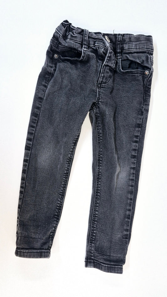 Pantalon 3-4T Zara (Genoux légèrement décoloré)