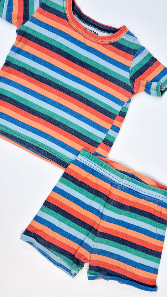 Pyjama 18-24 mois Bundles (Petite tache pale dans le haut du chandail)
