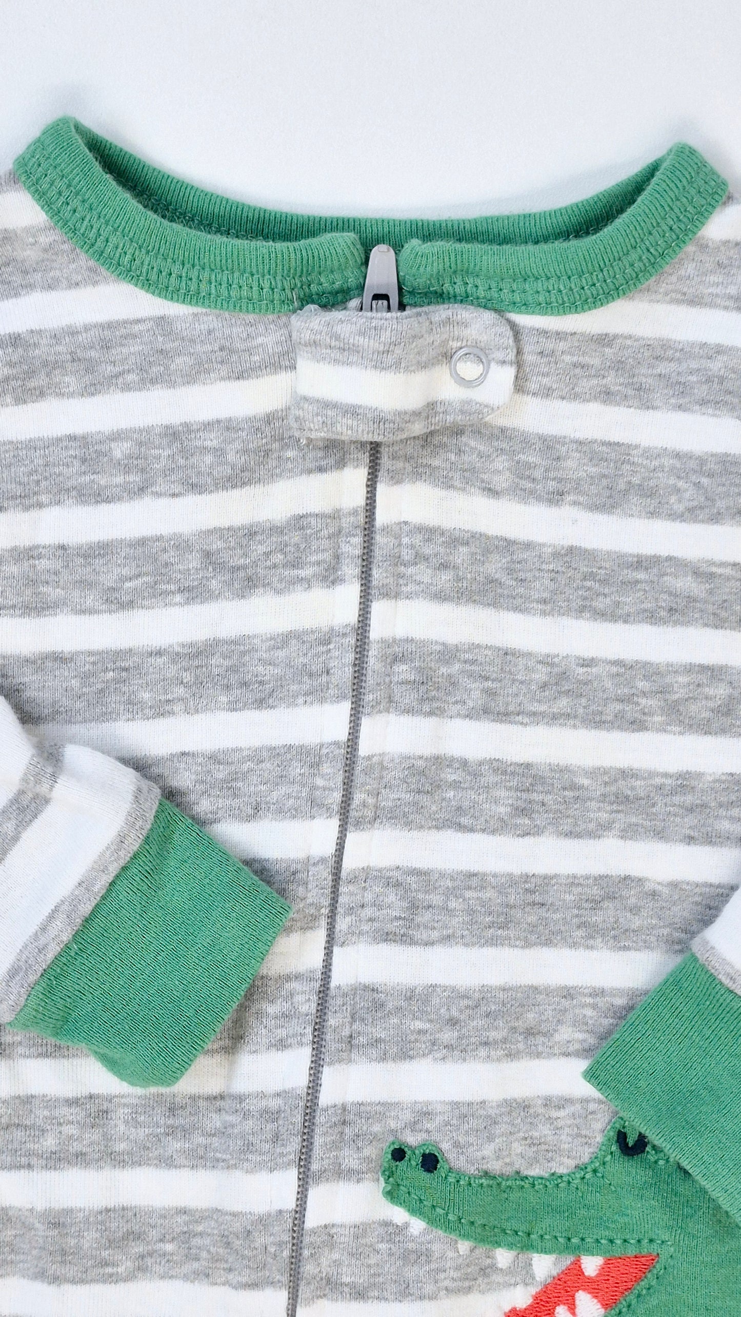 Pyjama 12 mois Carter's (Imparfait léger voir photo)
