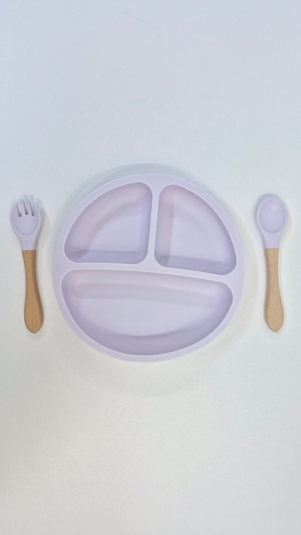 Assiette en silicone avec ustensiles en bois