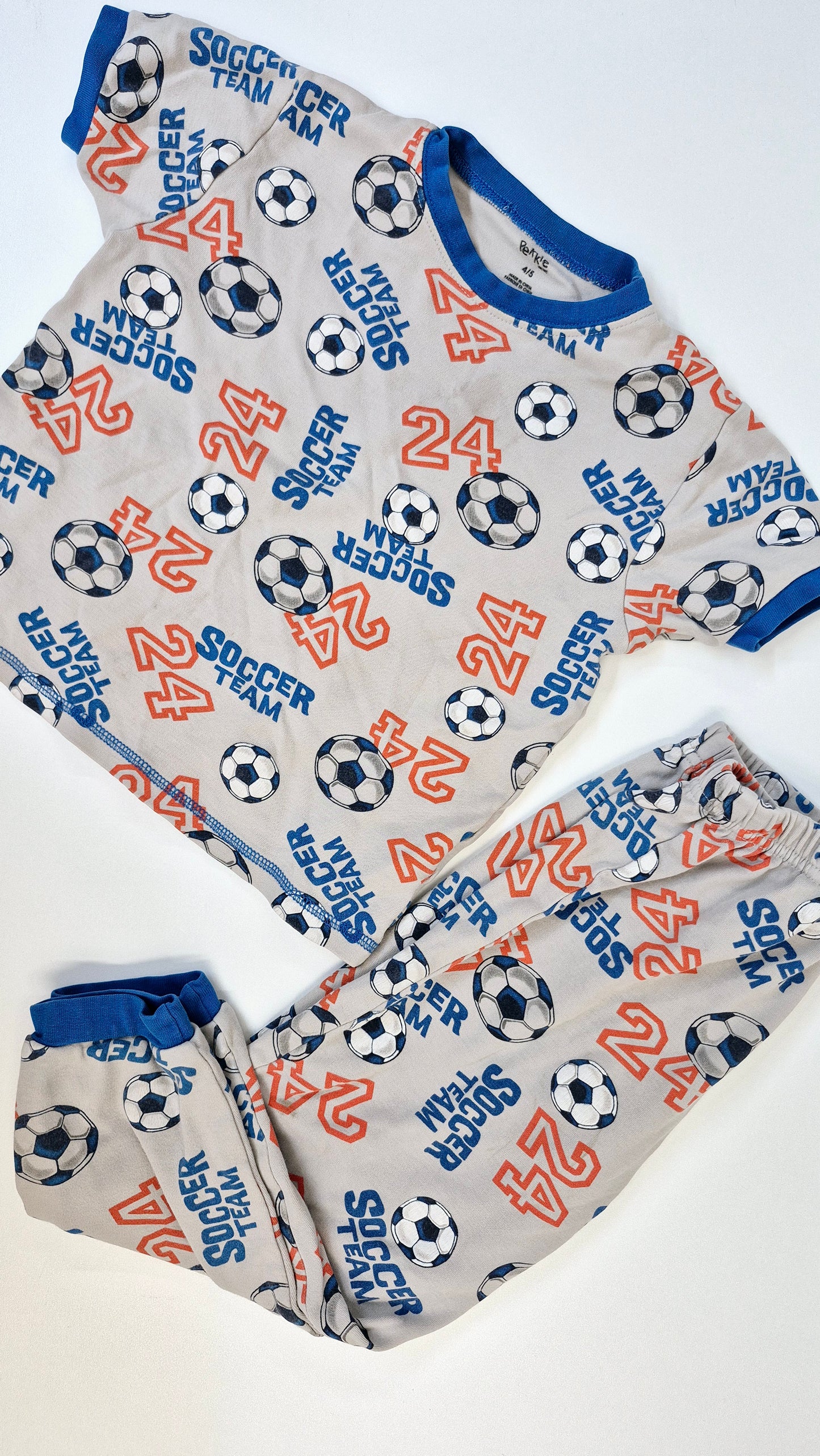 Pyjama 4-5T (Imparfait voir photo)