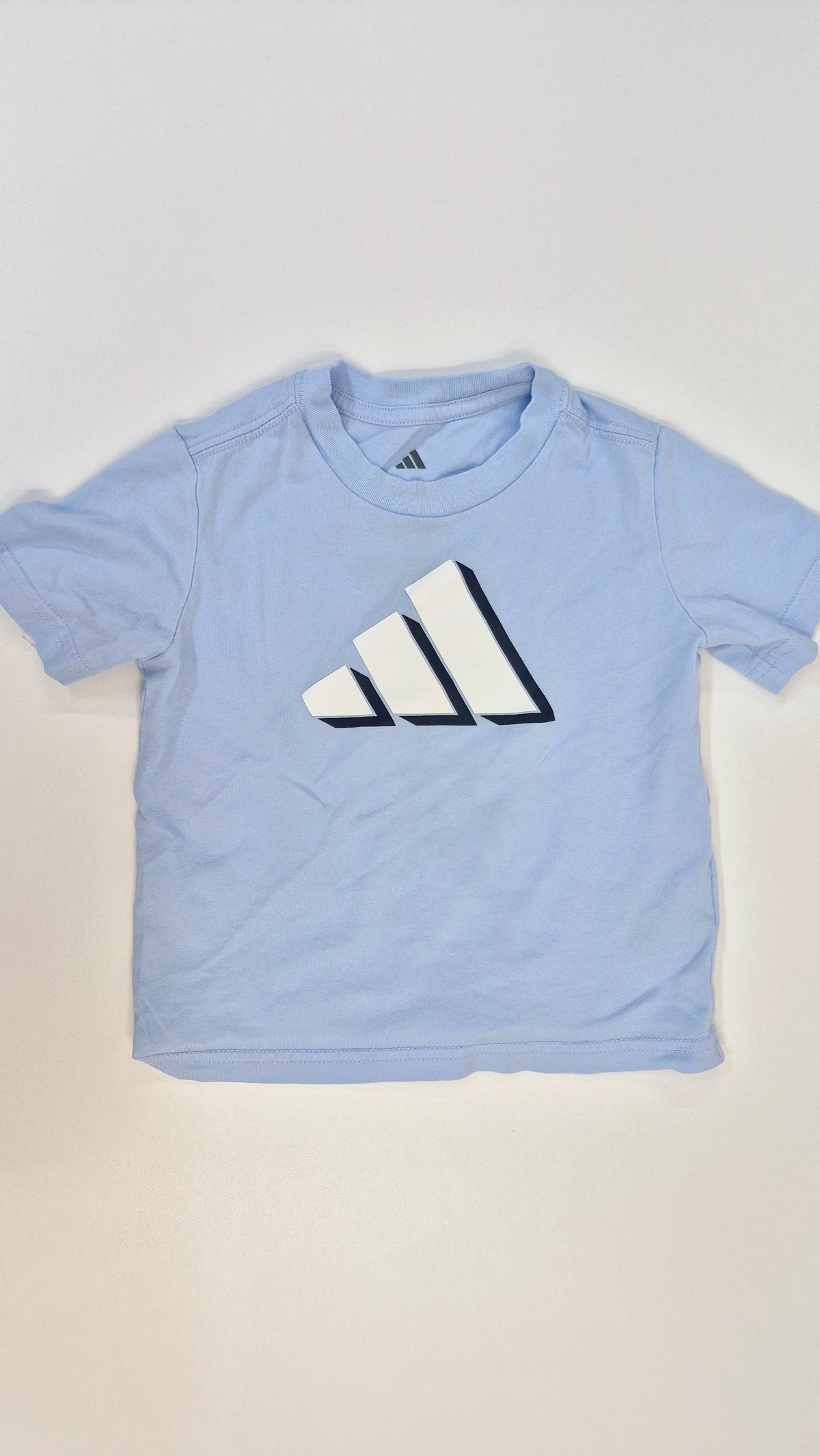 Chandail 2T Adidas (Imparfait léger voir photo)