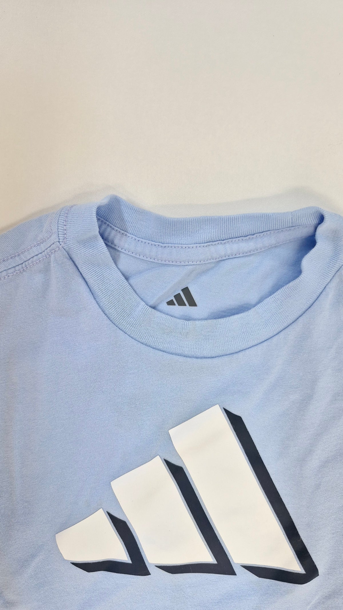 Chandail 2T Adidas (Imparfait léger voir photo)