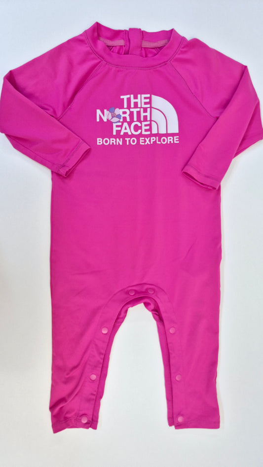 Une pièce UV 6-12 mois TheNorthFace (imparfait, tache très légère)