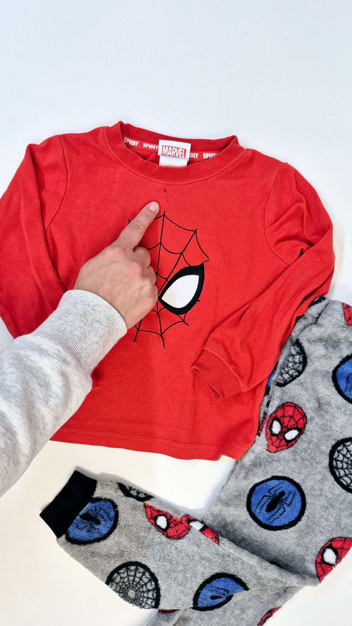 Pyjama 4-5T Marvel (Imparfait voir photo)