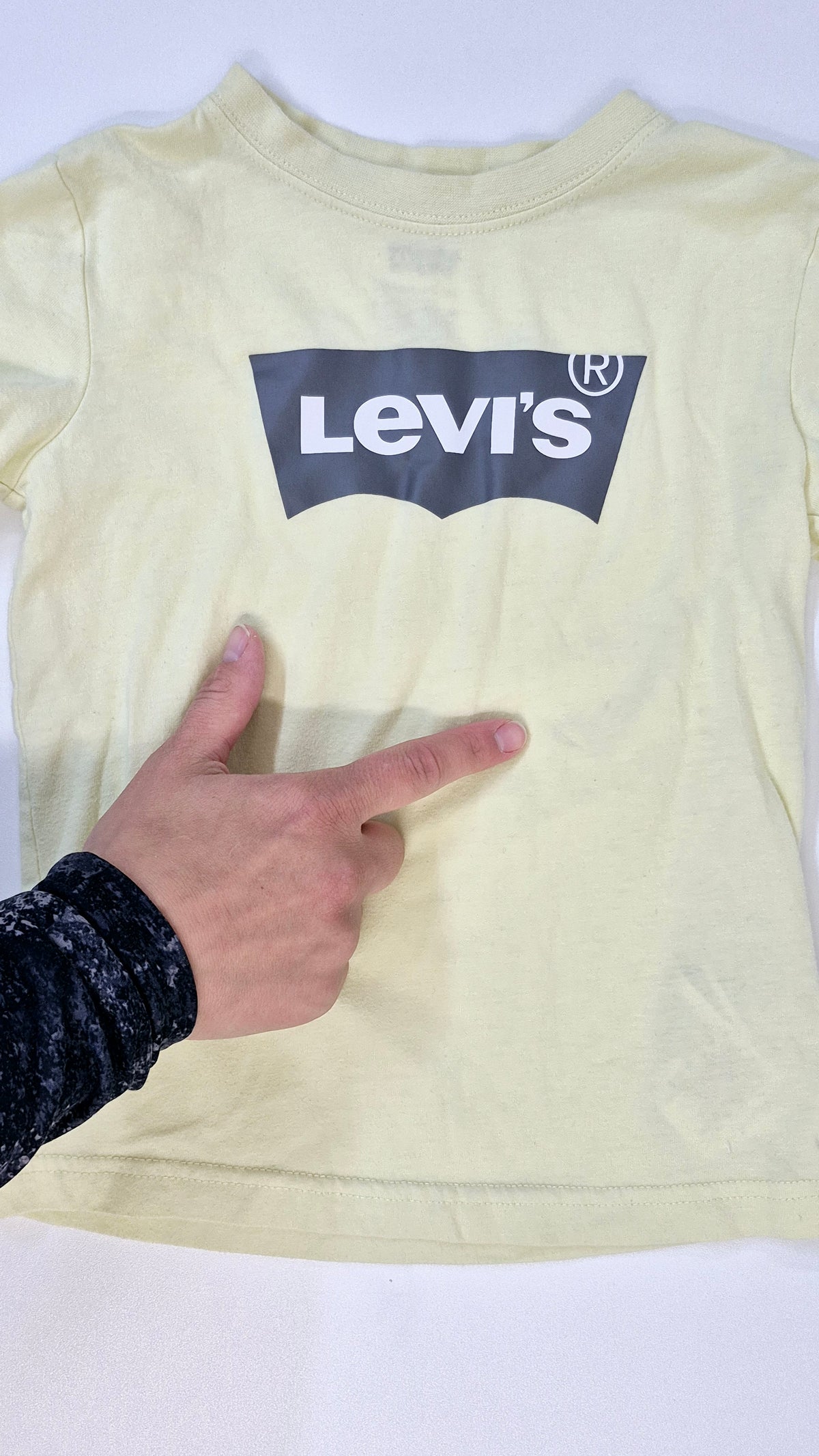 Chandail 4T Levis (Imparfait voir photo)