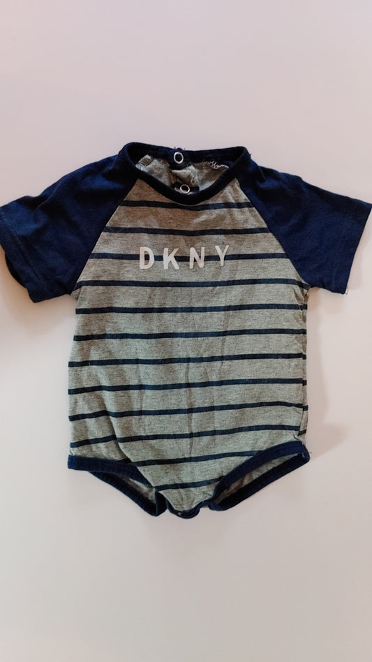 Cache Couche 3-6 mois DKNY